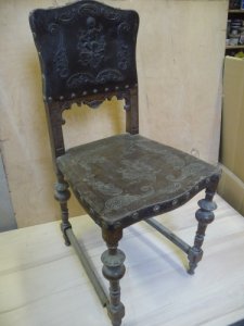Neorenesanční židle s vytlačovaným dekorem