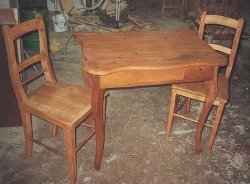 Selský stolek a 2 kusy židlí